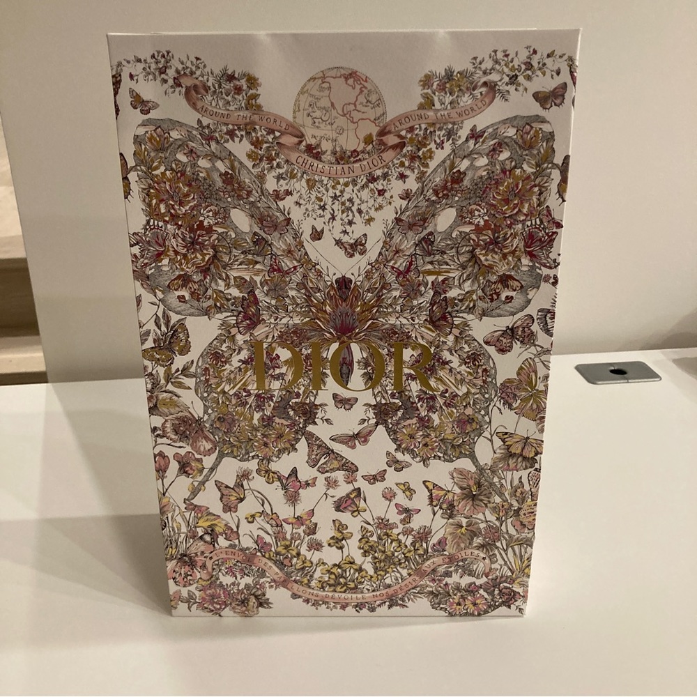 🛍  DIOR shopping bag.
